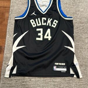 Preowned Bucks jersey #34 Giannis Antetokounmpo jersey kids Large